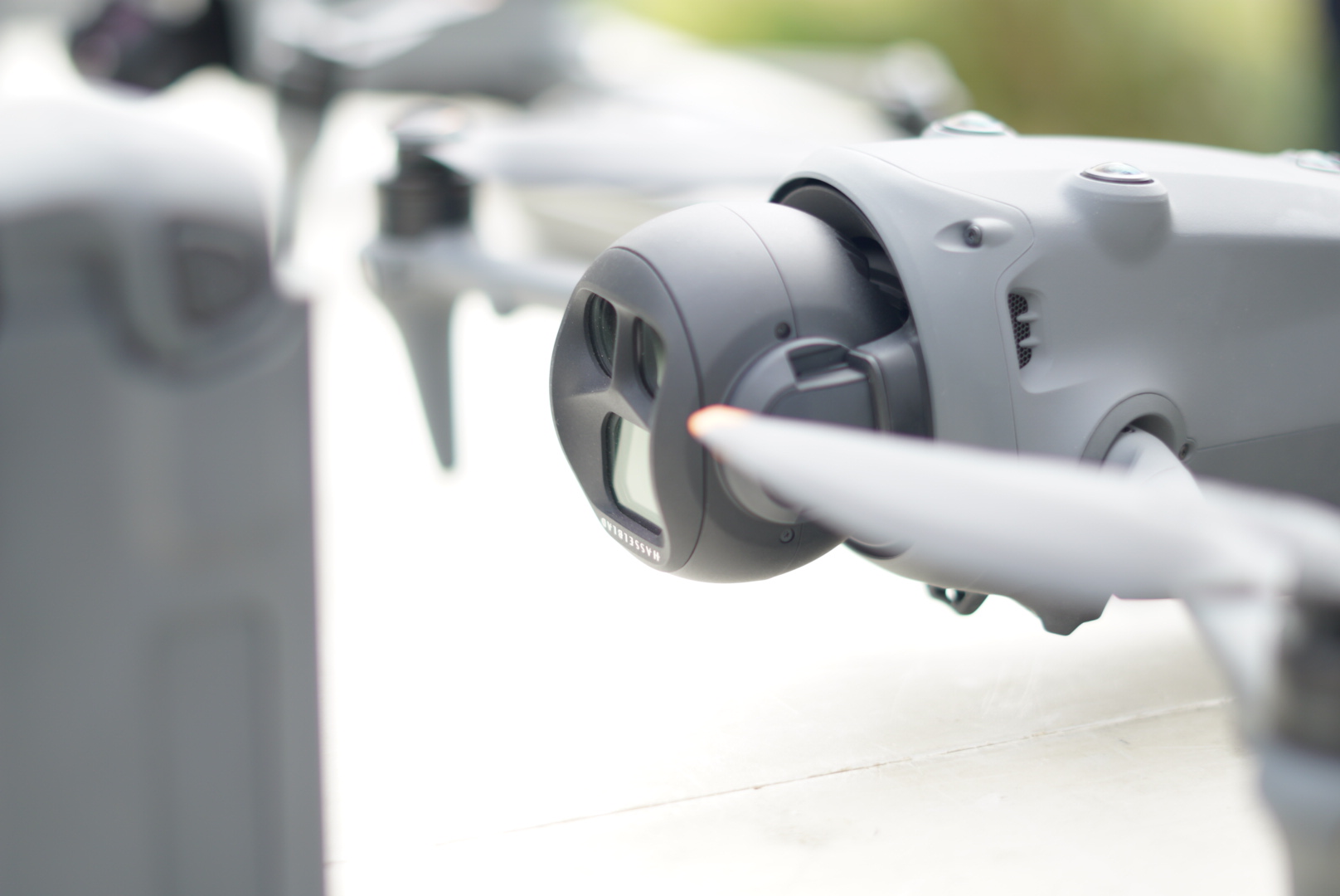 Primer plano de cámara y gimbal de dron profesional usado en el Curso Piloto Profesional de DRONECAP
