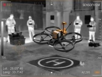 Vista de cámara térmica de un dron identificando personas en una operación nocturna
