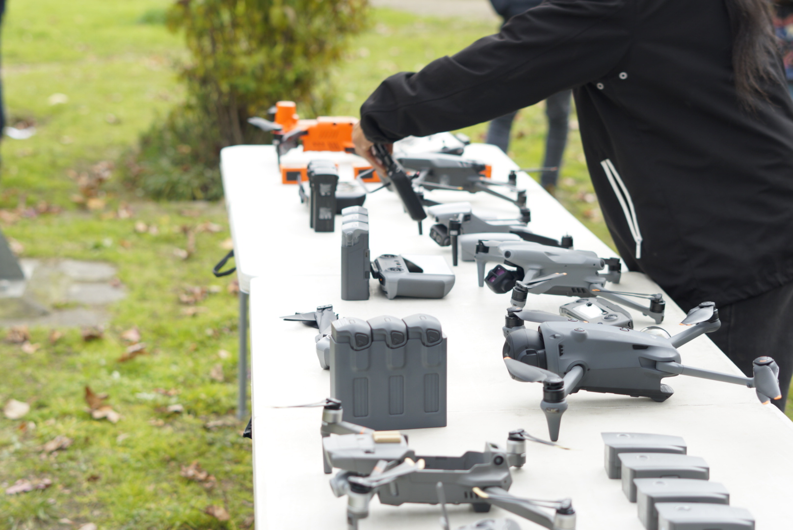 Equipos de drones DJI profesionales usados en el Curso Piloto Profesional de DRONECAP para alumnos de Santiago