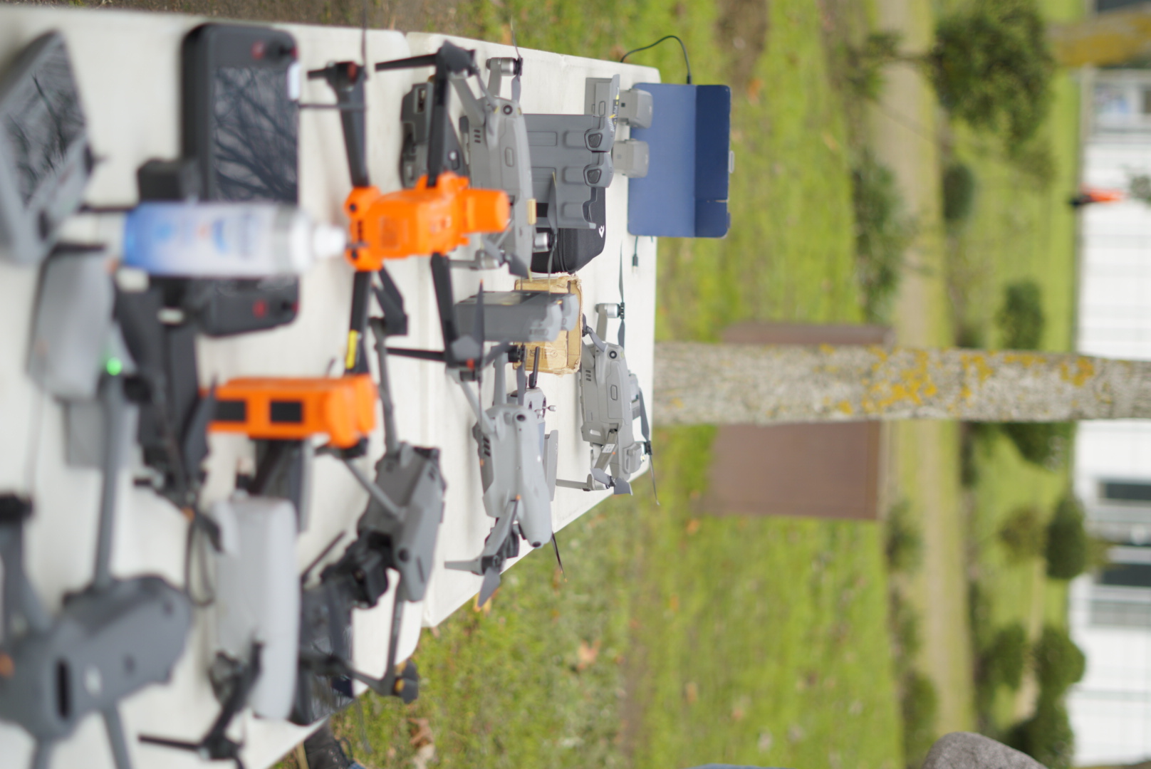 Drones DJI en terreno preparados para trabajos de monitoreo minero certificados con AOC en la Región de Antofagasta