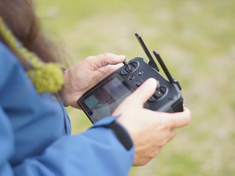 Alumno practicando con el control de un dron en el Curso Piloto Profesional de Drones