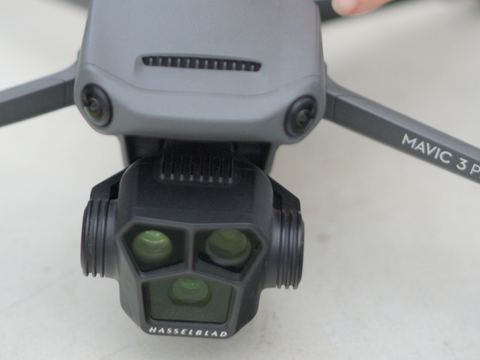 Dron DJI Mavic 3 con cámara Hasselblad usado en el servicio de fotogrametría