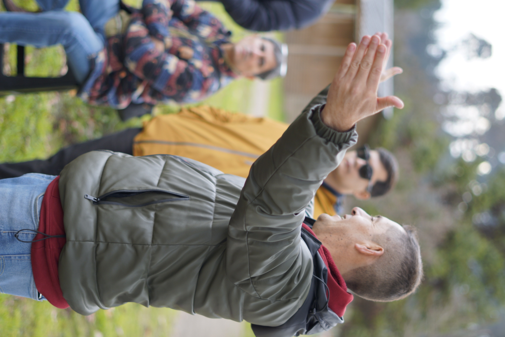 Instructor de DRONECAP explicando durante clase práctica de vuelo de drones para alumnos de la Región Metropolitana
