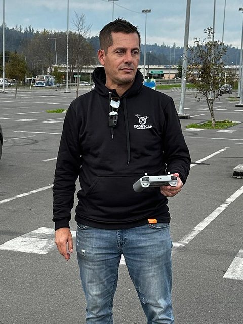 Iván Novoa, instructor principal de DRONECAP, con el control de un dron en práctica de vuelo