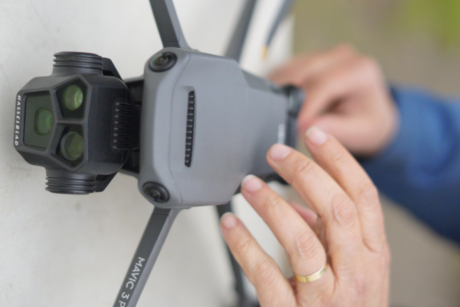 Técnico revisando dron profesional DJI Mavic 3 Pro con cámara Hasselblad, curso DRONECAP en Antofagasta