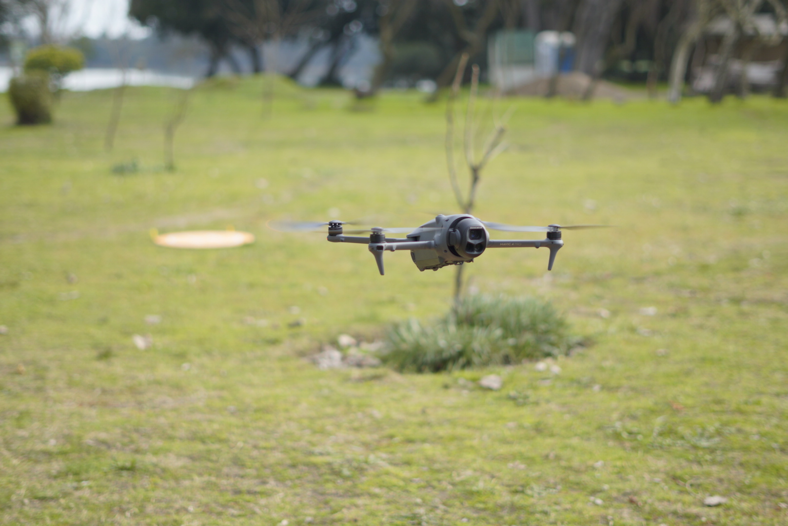 Dron en vuelo sobre un lago de la Región de Los Lagos durante una operación certificada para asesoría AOC